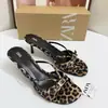 Chinelos de salto alto, sandálias de dedo de salto alto, sapatos novos de verão 2026, duráveis, salto quadrado nicho, sandálias slip-on populares da moda