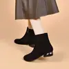 Botas de tornozelo de salto médio e bico redondo, novo estilo 2026, confortáveis para mulheres, salto baixo, forradas com fleece, outono/inverno, bico redondo, camurça, botas de ajuste slim