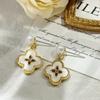Brincos de Resina de Concha com Flor de Quatro Pétalas Tipo Diamante Brincos com Senso de Luxo Leve e Sofisticado Brincos de Nicho da Moda Trendy Joias