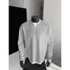 Camiseta de manga longa com trama waffle, estilo duas peças falsas, para homens, adequada para primavera e outono, corte ajustado, gola redonda, camiseta base de caimento solto