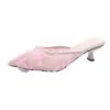Primer Encuentro Estilo Hada Mules de Malla Floral con Punta Aguda para Mujer Modelo Nuevo 2026 Mules Elegantes con Tacón de Gato para Uso en Exteriores