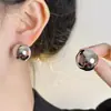 Pendientes Redondos Dorados de Diseño de Nicho Retro Europeo y Americano Pendientes de Botón Estilo Frío de Gama Alta Normcore Otoño e Invierno