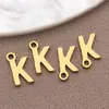 Colgantes de 26 Letras Inglesas Acero Inoxidable Dijes de Letras Doradas Pulsera DIY Collar Accesorios de Joyería Venta al por Mayor