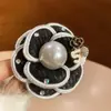 Broche Flor de Pônei em Tecido, Fashion e Fofo, Alfinete Versátil para Terno, Acessório de Design de Nicho para Mulheres