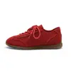 Zapatillas de entrenamiento alemanas rojas para mujer, modelo nuevo popular 2026, zapatillas de suela blanda y plana Forrest Gump, zapatillas versátiles de cuero de vaca multicapa para mujer
