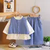 Conjunto de Otoño para Niñas 2026 Nuevo Estilo Ropa para Bebés Niños Conjunto de Primavera y Otoño Chaleco de Mezclilla con Encaje Conjunto de Tres Piezas de Manga Larga