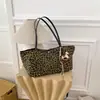 Bolsa tote transfronteiriça 2026 nova, de grande capacidade, nicho, retrô para mulheres, uma bolsa de ombro simples e estilosa para o trabalho