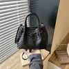 Bolsa transfronteiriça 2026 nova moda versátil de luxo nicho com padrão trançado bolsa transversal feminina bolsa de mão bolsa saco