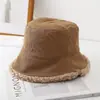 Novo Chapéu de Pescador de Lã de Cordeiro Outono e Inverno 2025 para Mulheres Versão Coreana Chapéu Balde Emagrecedor Chapéu Balde Versátil Quente Tendência