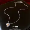 Colar com Pingente de Flor Margarida de Zircônia Transfronteiriço, Luxo Leve, Alto Padrão, Corrente Simples para Clavícula, Joia de Nicho Inspirada em Design para Mulheres