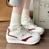 Tênis de treino casuais da moda estilo campus com sola grossa para mulheres, novo modelo outono 2026, tênis brancos versáteis color-block para estudantes