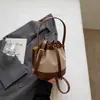 Bolso para Mujer 2026 Nuevo de Moda Estilo Coreano Versátil Bolso de Hombro Cruzado Tejido con una Textura Elegante y Bolso Cubo de Bloques de Color
