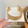 Pulseira Oca Trançada Dourada Vintage para Mulheres, Estilo Retro de Luxo Leve, Pulseira Larga de Moda Old Money Única