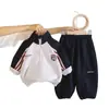 Conjunto deportivo de otoño para niños con cuello alto, sudadera de raglán con rayas y insignia para niños, conjunto casual de dos piezas holgado y elegante