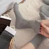 Meias femininas estilo Miu, meias caneladas de cor sólida estilo coreano na altura da panturrilha, novas meias versáteis empilháveis de outono, meias longas sem costura absorventes de suor