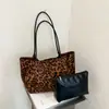 Bolsa Feminina Retrô 2026 Novo Outono Meilade Camurça Estampa de Leopardo Bolsa de Ombro Único Bolsa Tote de Grande Capacidade para o Dia a Dia