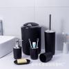 Juego de baño de seis piezas de plástico de color sólido.