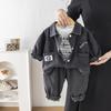 Conjunto de Ropa de Otoño para Niño 2025 Nuevo Guapo Bebé Pequeño Estilo Primavera y Otoño Conjunto de Tres Piezas de Mezclilla con Letras para Niños