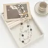 Colección Larga de Collares Superpuestos de Perlas Swarovski para Mujer, Estilo Lujo Ligero, Cadena Versátil para Suéter con un Toque de Alta Gama, Venta al por Mayor Otoño e Invierno