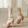 2026 Nuevo Estilo Elegante Punta Fina Tacón Grueso Remache Tacones Altos Mujer Plataforma Impermeable Estilo Sexy Zapatos Planos Sandalias de Una Correa
