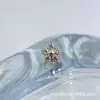 Pendiente de oreja de aleación de titanio ASTMF-13 con diamante de 1,5 mm, pequeño, con forma de flor de cinco pétalos, rosca interna de titanio G23, pendiente de labio con circonita. Joyería para piercing.
