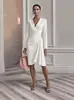 Vestido de manga comprida liso com decote V acinturado, nova moda outonal, crossover, transfronteiriço Europa e América, Amazon, para mulheres.