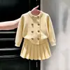 Conjunto de malha novo para o outono de 2026, estilo coreano, na cor amarelo leitoso, para meninas, com suéter cardigã e saia plissada em estilo elegante para bebês.