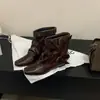 Botines de tobillo para mujer estilo europeo y americano, punta cuadrada, con tachuelas en la hebilla del cinturón, nueva colección de otoño e invierno, tacón grueso, versátiles y modernos, con diseño de volantes