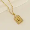 Fabricantes Transfronterizos al por Mayor Moda Europea y Americana Acero Inoxidable Diamante Prensado en Arena Collar de 26 Letras Acero de Titanio Collar de Oro de 18K