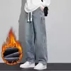 Jeans casuales forrados de polar para hombre, estilo desgastado, modernos y versátiles, perfectos para otoño e invierno, favorecedores y cómodos, pierna recta, corte holgado, pantalones largos de pierna ancha