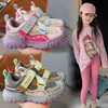 Zapatos Deportivos Infantiles 2026 Modelo Nuevo Primavera/Verano Zapatos Transpirables de Malla Hueca para Niños Pequeños, Zapatos de Marco para Niñas, Zapatos para Niños Medianos y Grandes