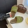 Pantuflas peludas para mujer para usar en exteriores, moda de verano, nuevas vintage versátiles de lana de cordero casual de una línea con letras peludas