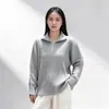 Top básico plisado estilo japonés Miyake otoño/invierno con media cremallera, rayas verticales, cuello alto texturizado, corte holgado y mangas largas