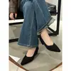Novos Sapatos de Camurça Rasos Estilo Francês com Salto Bloco Bico Fino e Estampa de Leopardo para Outono/Inverno 2025