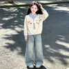 Conjunto College para Menina Primavera e Outono Moda Moletom com Gola Polo Calça Jeans Estrelada Novo Conjunto de Duas Peças Primavera e Outono