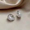 Brincos Redondos Minimalistas Vazados com Zircônia, com um Toque de Luxo Leve, Presilhas de Orelha Versáteis, Acessórios de Orelha Únicos e Modernos