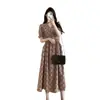 Vestido Estampado Maillard Retrô Francês de Comprimento Médio com Mangas Bufantes e Decote V para Mulheres Novo Estilo de Verão 2026 H062004