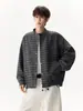 Jaqueta listrada cinza escuro estilo americano masculina, uma peça de outono moderna e versátil, apresentando um design de jaqueta baseball solta, casual e estilosa