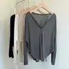 Camiseta estilo coreano para mulheres, com decote V e mangas compridas, macia e com bom caimento, de abotoamento simples, corte solto, modelagem que afina, disponível em várias cores, atacado em estoque