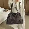 Popular bolsa de mujer de gran capacidad, bolso de hombro más vendido, bolso de mano moderno con tachuelas vintage, bolso tote casual versátil
