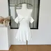 Luz de Luna Blanca Pura, Temperamento Puro y Atractivo, Conjunto de Dos Piezas de Punto con Top de un Hombro con Cuello Halter y Falda