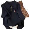 Blusa Polo de Tricô Manga Longa Estilo Coreano para Mulheres, Roupa de Outono, Bordado de Ursinho Branco, Toque de Luxo, Roupas da Moda