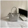 Sencilla, elegante y con textura retro, esta bolsa tipo cubo 2026 para uso diario, cruzada, de hombro, de mano y para llevar debajo del brazo es perfecta para mujeres.