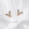 Runxin Pendientes de Letra v Nuevos para Mujer Moda Estilo Frío Pendientes Avanzados con Diamante Sencillos para Estudiantes Pendientes Versátiles