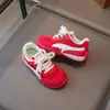 Zapatos para Niñas 2026 Verano Nuevos Tenis Rojos Infantiles para Niñas, Malla Suela Suave Zapatos de Entrenamiento de Princesa