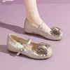 Sapatos femininos Mary Jane de couro macio com strass requintado, novo estilo de verão 2026, sola plana, com elevação, modernos, confortáveis, sapatos de salto baixo