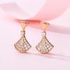 Aretes de Falda Exquisitos de Diamante Completo Estilo Lujo Ligero de Venta Caliente Transfronterizo para Mujer, Aretes Nicho Versátiles de Moda con Temperamento de Lujo Ligero de Alta Gama