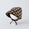Gorro de estilo coreano para bebés y niños pequeños, sombrero moderno y versátil que cubre las orejas, nuevo sombrero retro de cuadros grandes para otoño/invierno para bebés