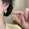 Brincos de verão novos e frescos estilo celebridade da internet coreana estilo ins com flores para mulheres, brincos de pino de pétalas esmaltadas fashion para o trabalho