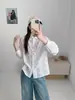 Colección Otoño 2026: Camisa blanca de manga larga estilo japonés con cuello de botones de colores, decoración de cabeza de conejo y bordado elaborado, top casual para mujer